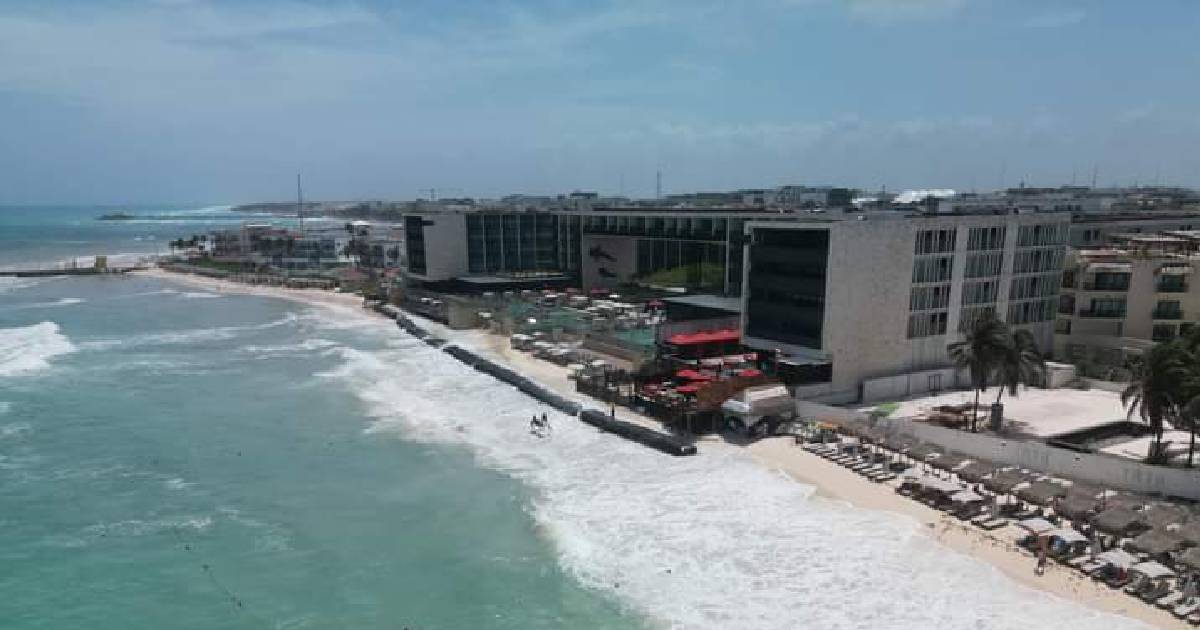 Instalan barrera artificial frente al hotel Hyatt en Playa del Carmen