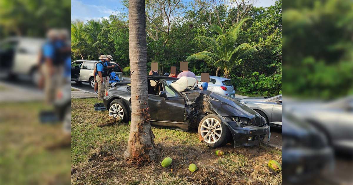 Se impacta BMW contra camellón de la Kukulcán