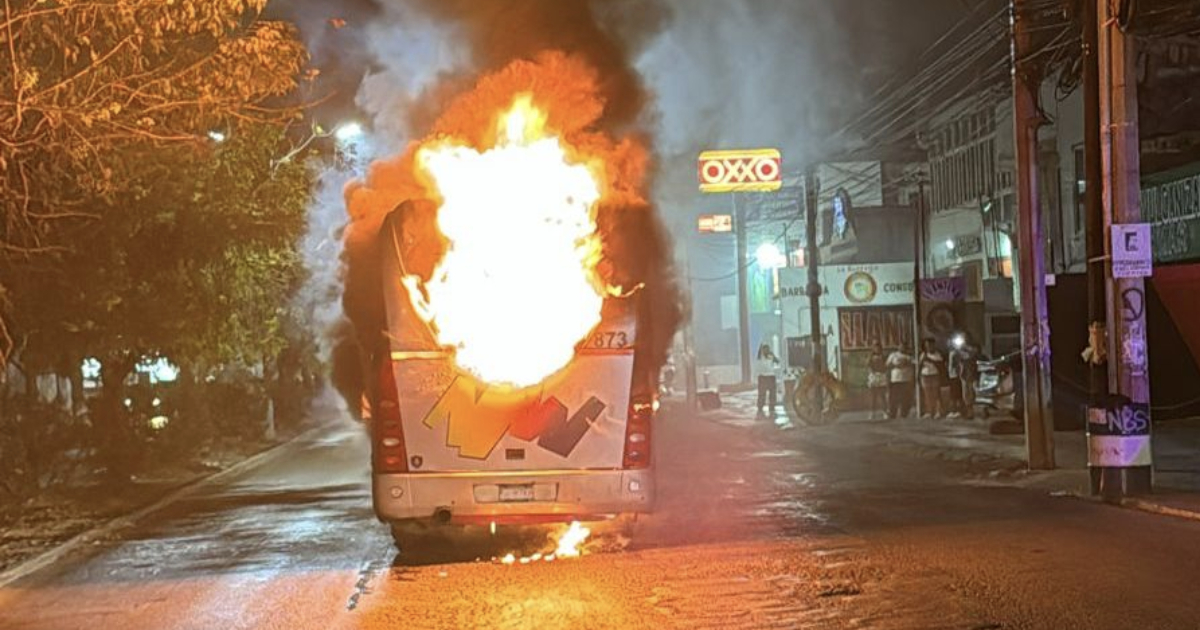 Autobús en llamas en la avenida Kabah de Cancún