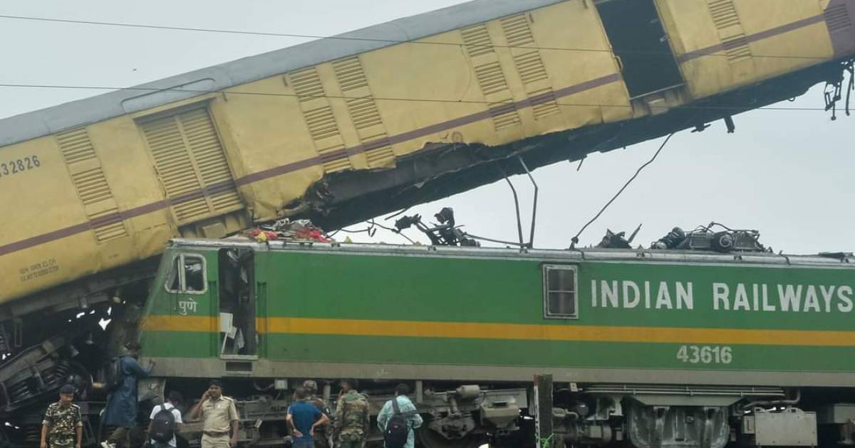 Choque de trenes en la India deja al menos ocho muertos