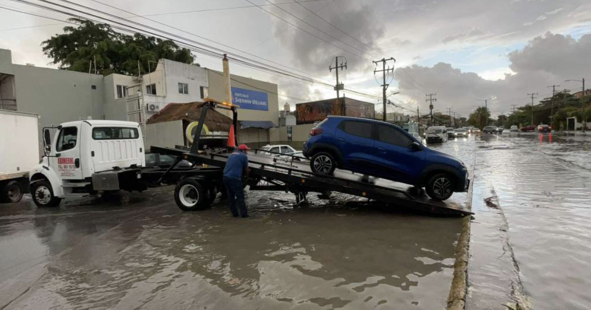 Intensas lluvias provocan afectaciones en automovilistas en Cancún
