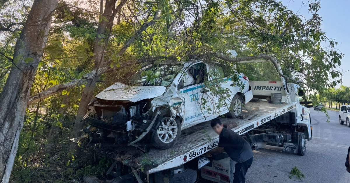 Taxista se sale de la vialidad y abandona su vehículo, en la colonia Guadalupana de Playa del Carmen