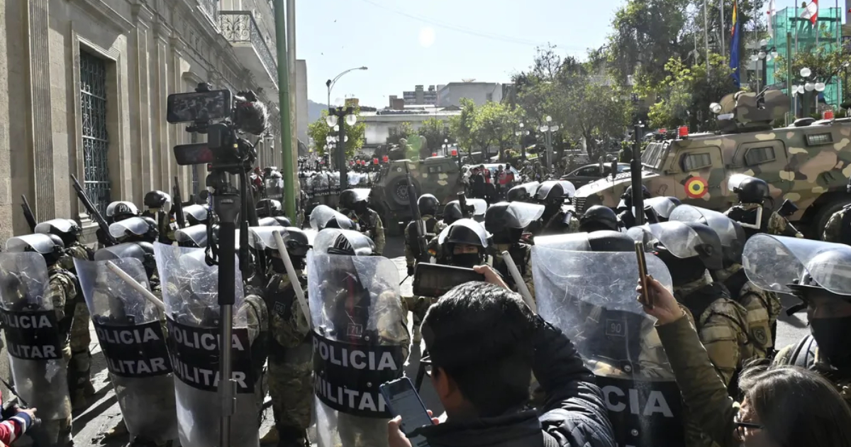 Imagenes de los militares rodeando el palacio