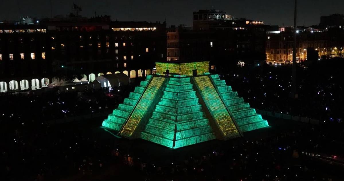 Así luce la pirámide de Kukulcán en el Zócalo de México