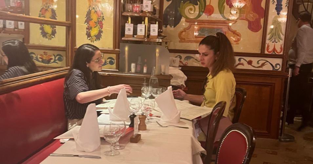 Captan directora de la Conade comiendo en restaurante de lujo en París