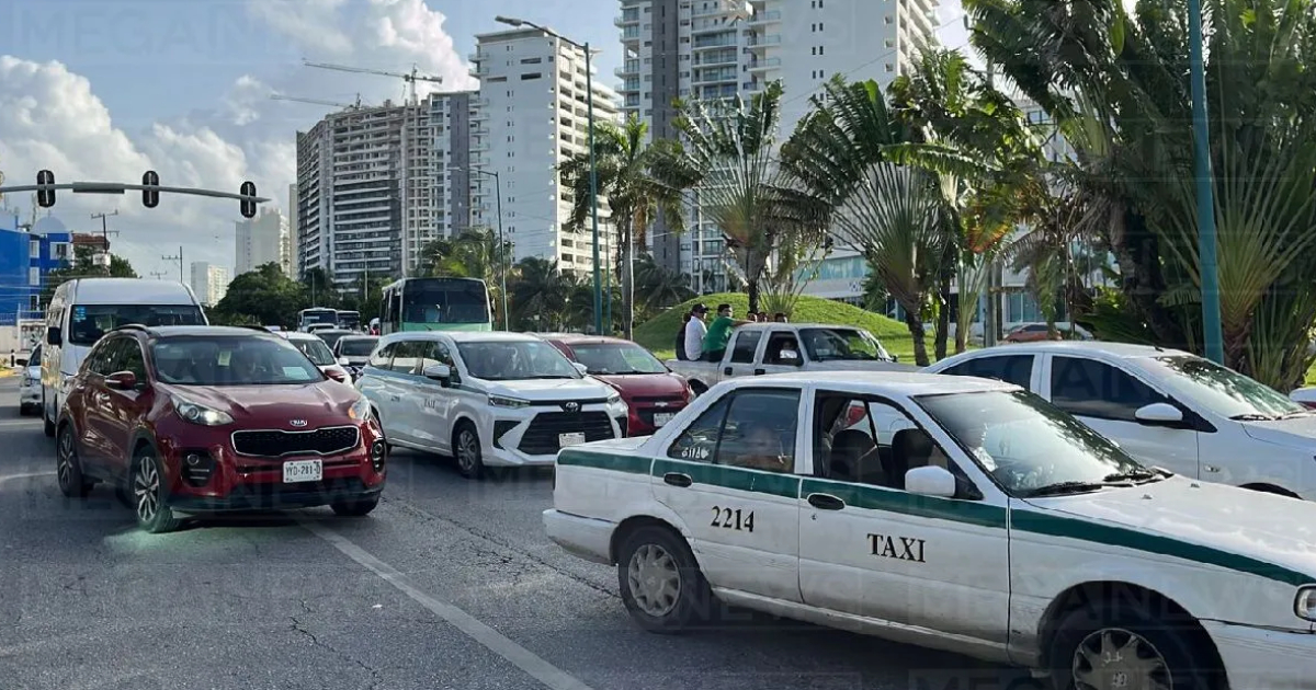 Colectivo de Madres Buscadoras bloquean avenidas en Cancún por presunto fraude de Compartamos