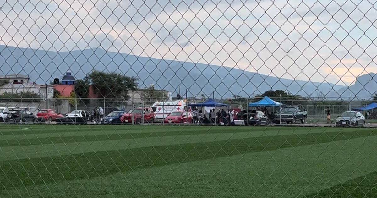 Rayo impacta cancha de futbol en Cuernavaca y deja 5 lesionados