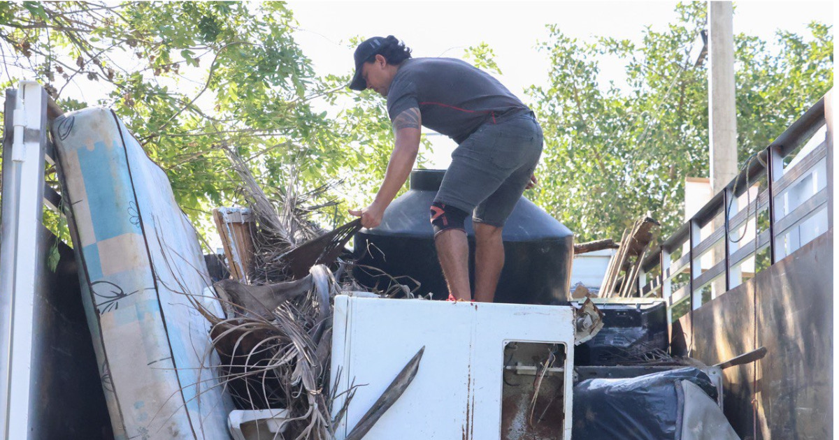 Retiran objetos que puedan convertirse en proyectiles en Puerto Morelos, ante huracán “Beryl”