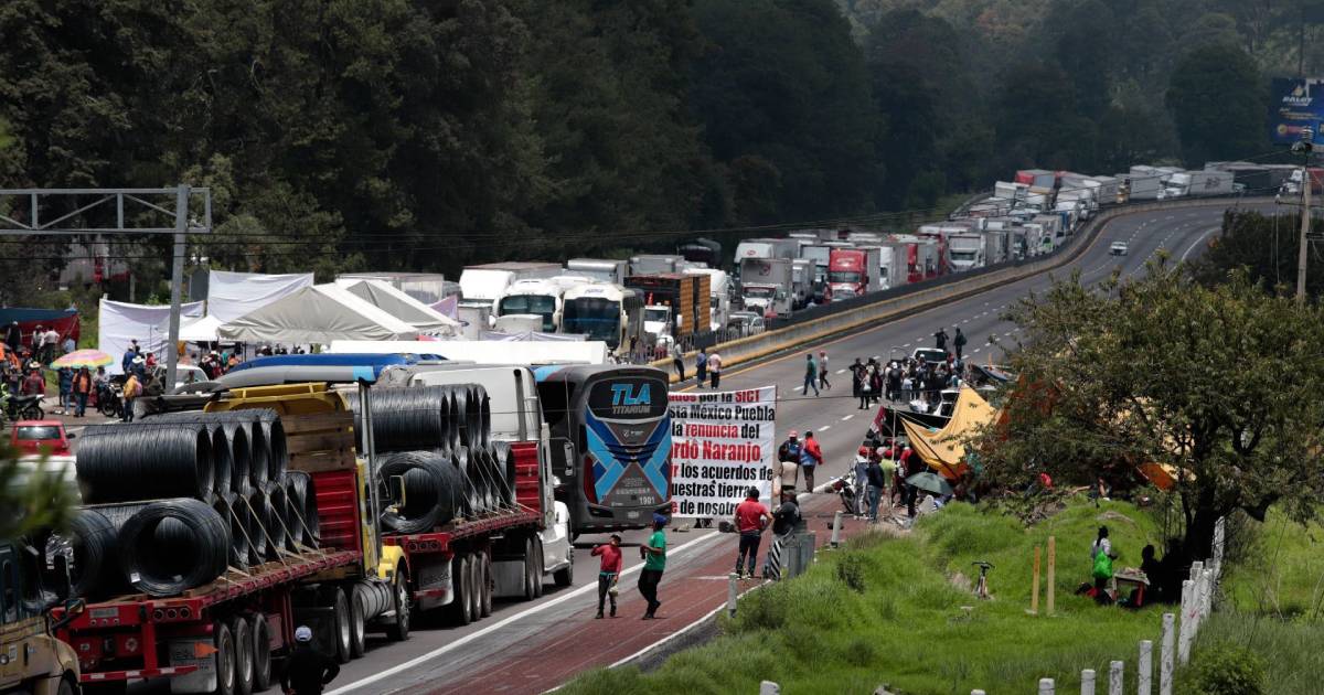 Ejidatarios liberan por completo un carril en la autopista México-Puebla