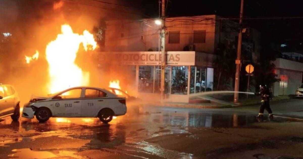 Se incendia auto tras choque con taxi en la colonia Centro de Playa del Carmen