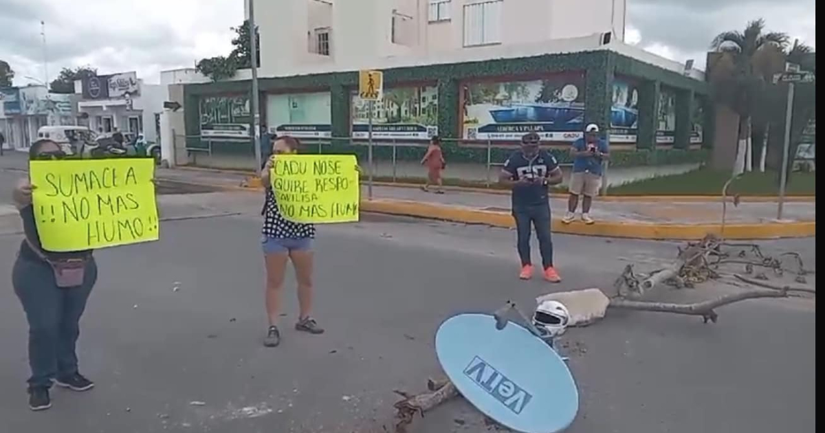 Vecinos de Villas del Sol bloquean vialidades por intenso humo causado por incendio