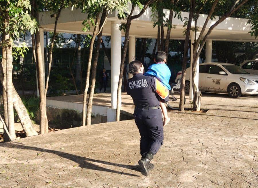 Autoridades resguardan a menores encontrados en caja