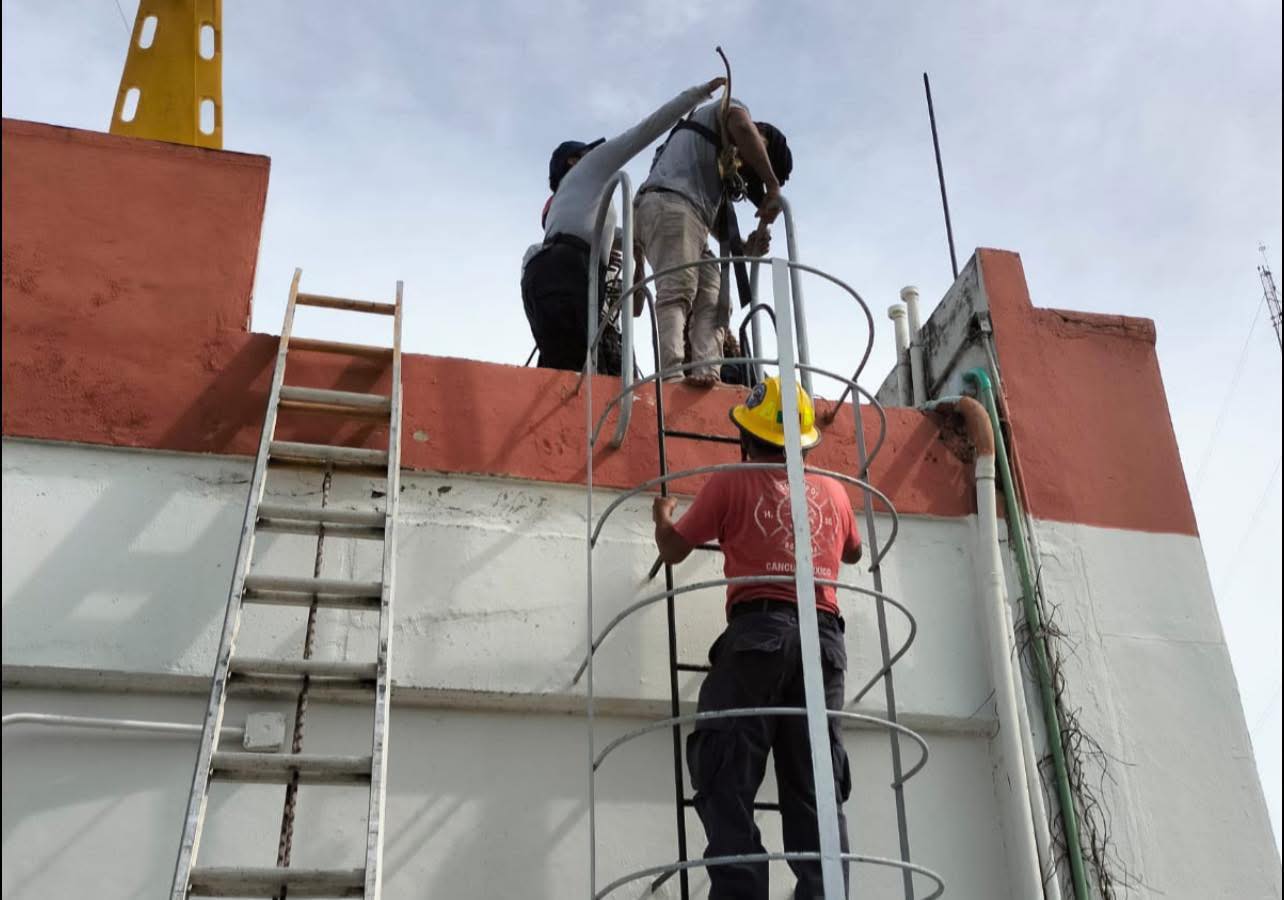 Hombre atrapado en la antena de la CFE durante 26 horas