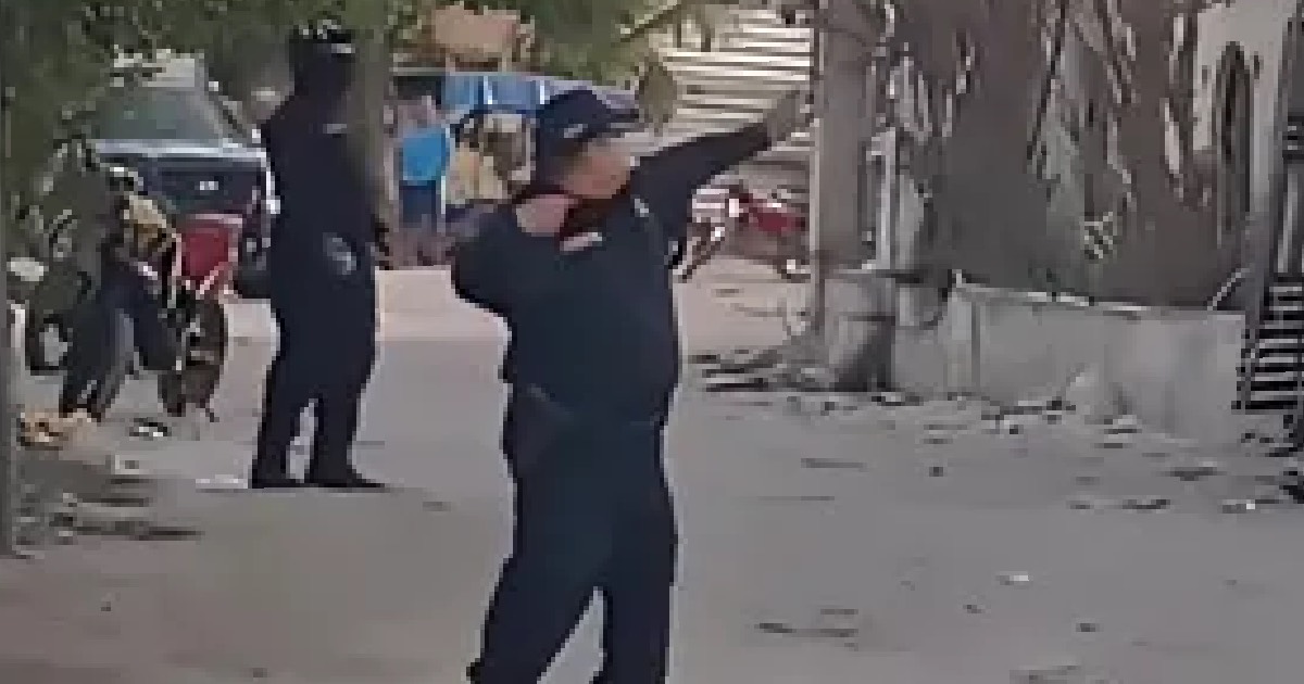 Policía Estatal usando una resortera