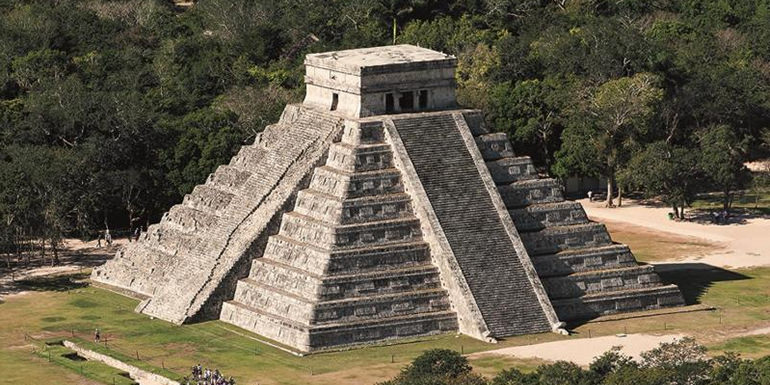 Turistas suben pirámide Chichén Itzá