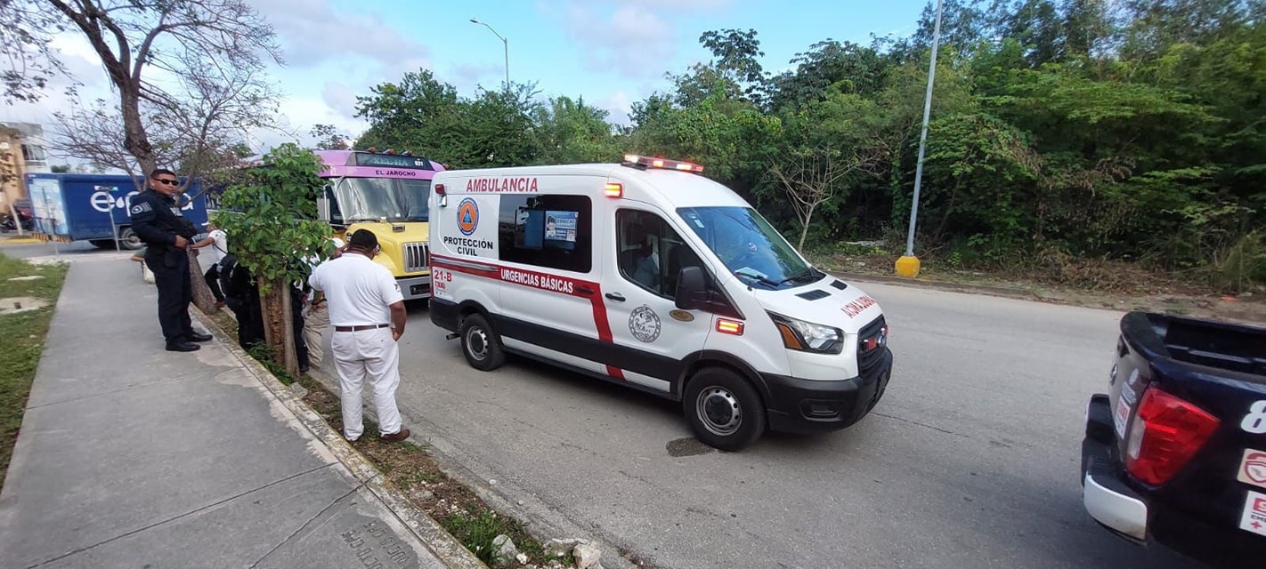 Servicios atendieron crisis convulsiva en un autobús de Xcaret.