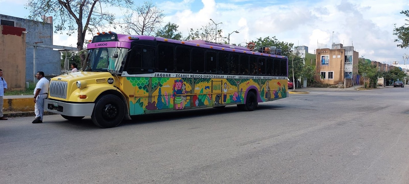 Servicios atendieron crisis convulsiva en un autobús de Xcaret.