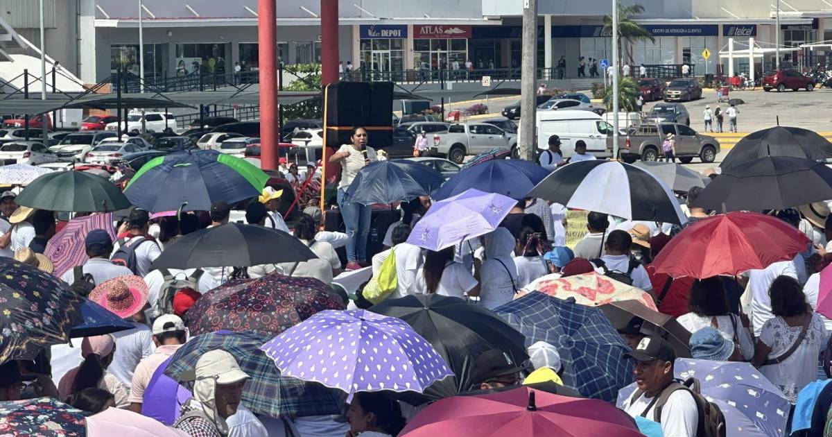 Profesores bloquean carretera por ISSSTE