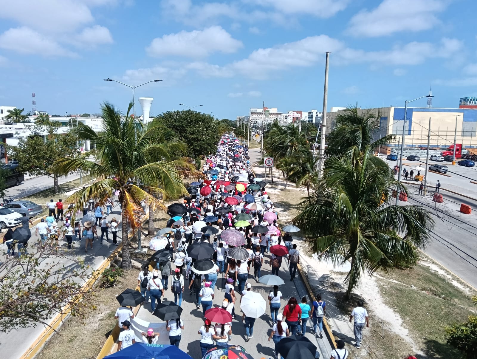 Profesores bloquean carretera por ISSSTE