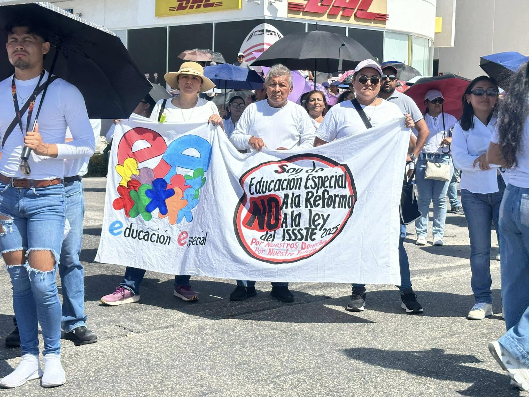 Profesores bloquean carretera por ISSSTE