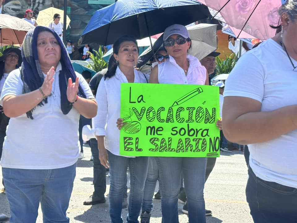 Profesores bloquean carretera por ISSSTE