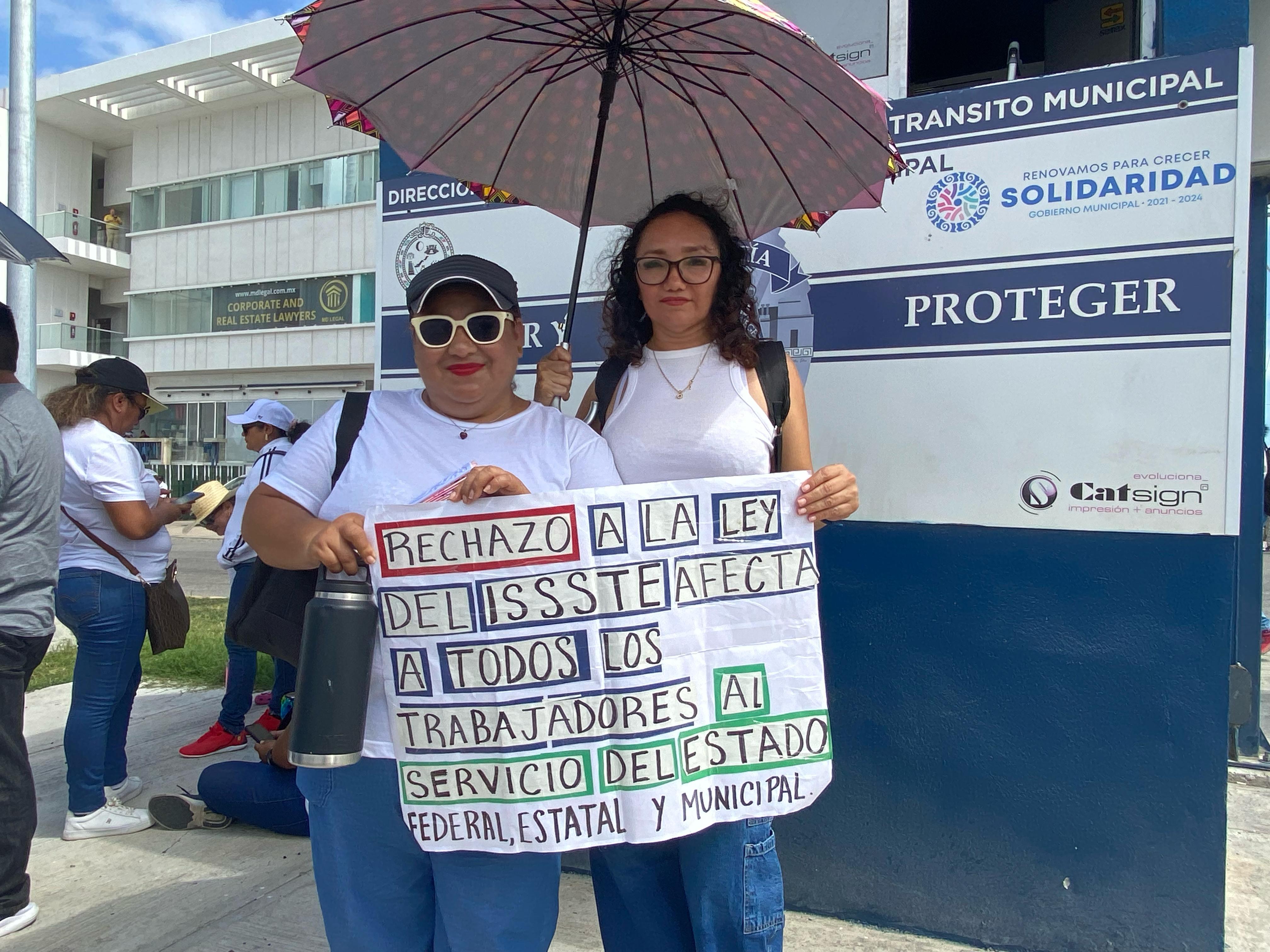 Profesores bloquean carretera por ISSSTE